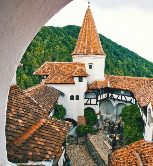 nomadic-julien-9NUEY8HMGos-unsplash (1)